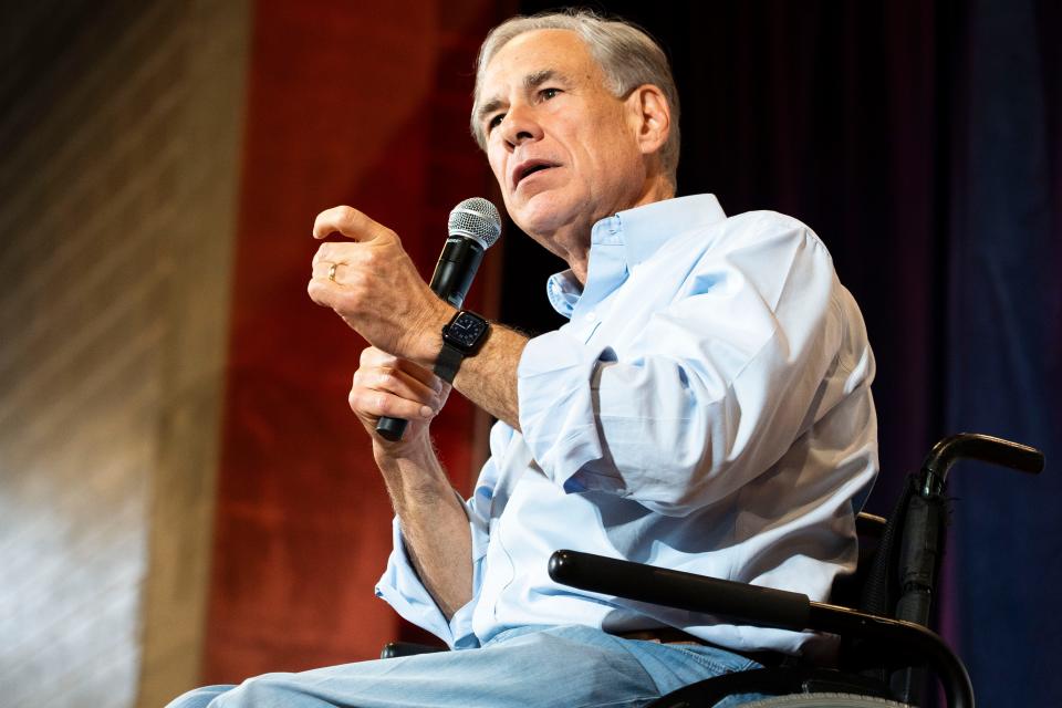 El gobernador de Texas, Greg Abbott, habla durante la recaudación de fondos del Festival de la Cosecha del gobernador de Iowa, Kim Reynolds, en el Oman Family Youth Inn en el recinto ferial del estado de Iowa el sábado 5 de octubre de 2024 en Des Moines.