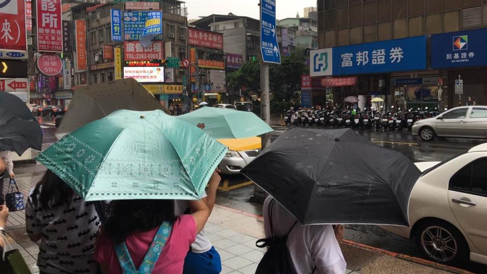 受東北風影響，可能會出現雷陣雨。（圖／東森新聞）