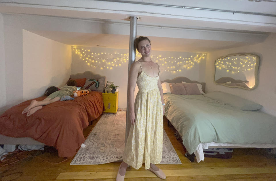 ARCHIVO - Erin Eloise Tulberg posa en una vivienda en el distrito de Brooklyn, en Nueva York, el 29 de mayo de 2024, junto a su hijo de 9 años. (Erin Eloise Tulberg vía AP)