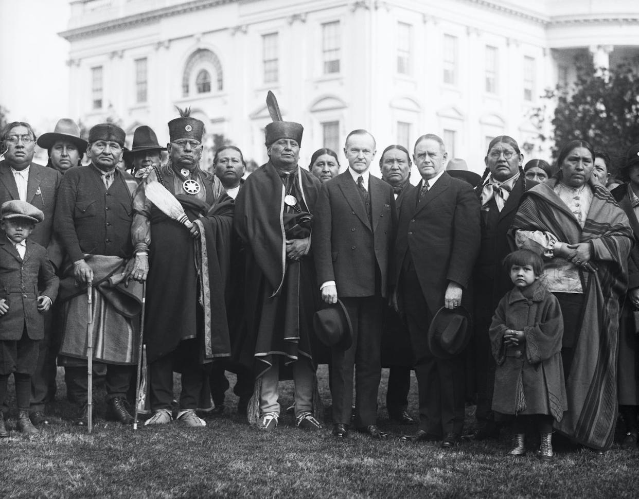 Una delegación Osage con el presidente Calvin Coolidge en la Casa Blanca el 20 de enero de 1924. <a href="https://www.gettyimages.com/detail/news-photo/washington-dc-osage-indians-in-washington-regarding-their-news-photo/514689540" rel="nofollow noopener" target="_blank" data-ylk="slk:Bettman via Getty Images;elm:context_link;itc:0;sec:content-canvas" class="link ">Bettman via Getty Images</a>
