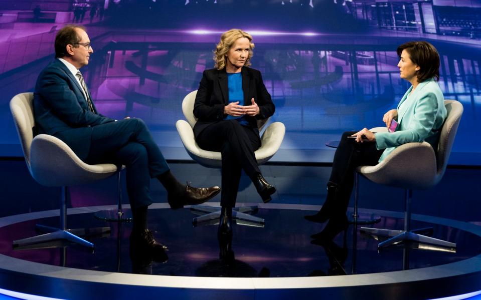 Steffi Lemke (Mitte) und Alexander Dobrindt sind sich bei Sandra Maischberger auch in Koalitionsfragen nicht einig. (Bild: WDR / Thomas Kierok)