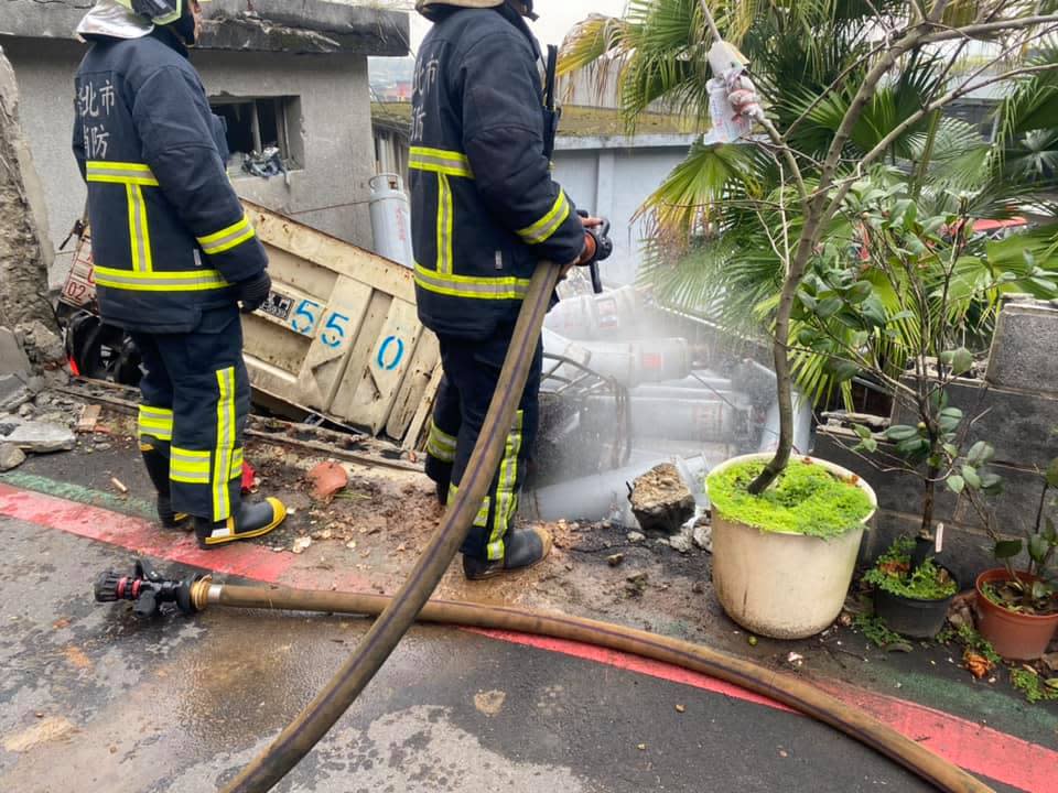 快新聞／貨車突衝破憲兵學校圍牆 「瓦斯鋼瓶四散」駕駛一度困車內