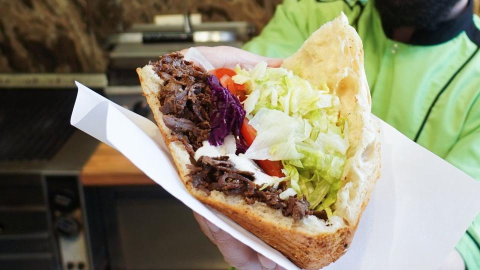 Der Döner erfreut sich in Deutschland größter Beliebtheit. (Bild: dpa)