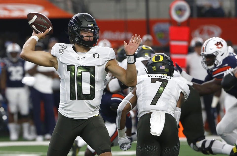Oregon quarterback Justin Herbert (10) looks to throw against Auburn during the first half of an NCAA college football game, Saturday, Aug. 31, 2019, in Arlington, Texas. (AP Photo/Ron Jenkins)
