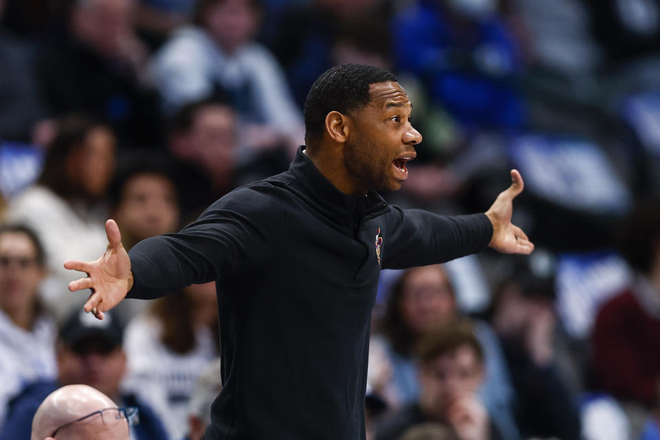 New Orleans Pelicans head coach Willie Green shouts instructions to his team during the first half of an NBA basketball game against the Dallas Mavericks, Thursday, Feb. 2, 2023, in Dallas. (AP Photo/Brandon Wade)