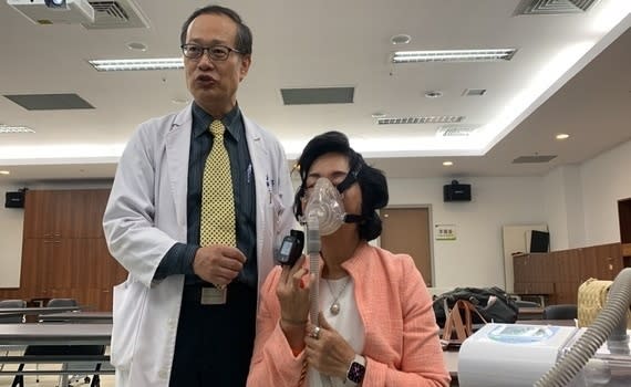 衛生福利部台中醫院胸腔內科顧問醫師鐘威昇表示，患者彭女士擔任業務主管，自述睡眠品質佳，到歐美出差，可以一覺到目的地，良好睡眠品質甚至讓她從沒吃過飛機餐，但2年前健檢發現「心包油」，進一步進行檢查時除發現胃部良性腫瘤，還在睡眠檢查時意外發現罹患重度阻塞性睡眠呼吸中止症。