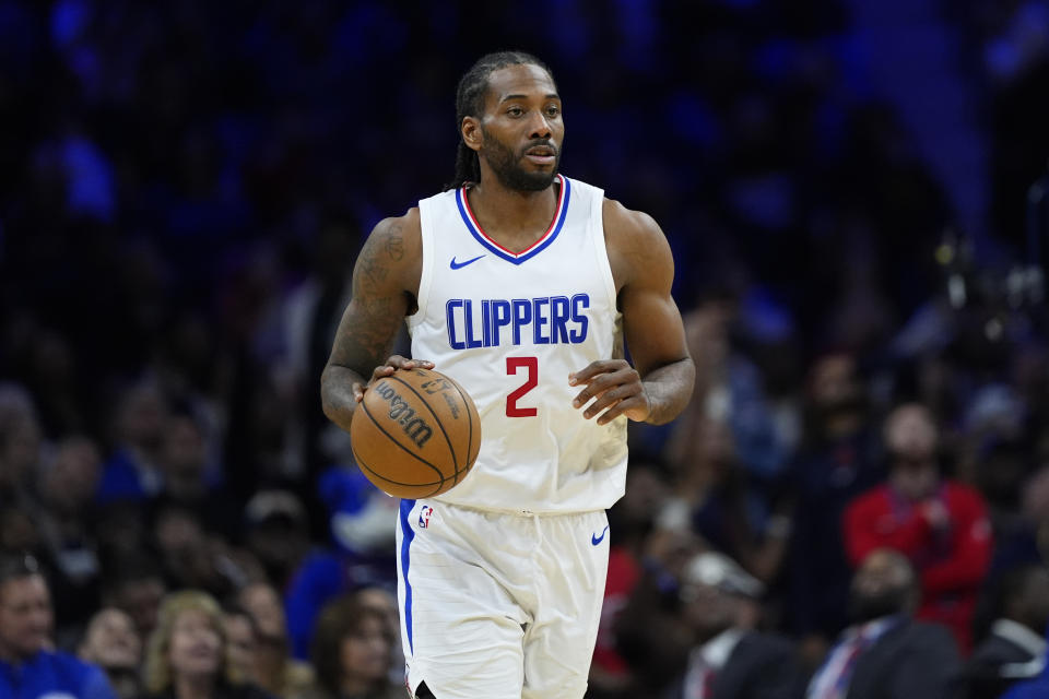 ARCHIVO - Foto del 27 de marzo del 2024, Kawhi Leonard de los Clippers de Los Ángeles en el encuentro ante los 76ers de Filadelfia. El miércoles 10 de julio del 2024, descartan a Leonard para los Juegos Olímpicos. (AP Foto/Matt Slocum, Archivo)