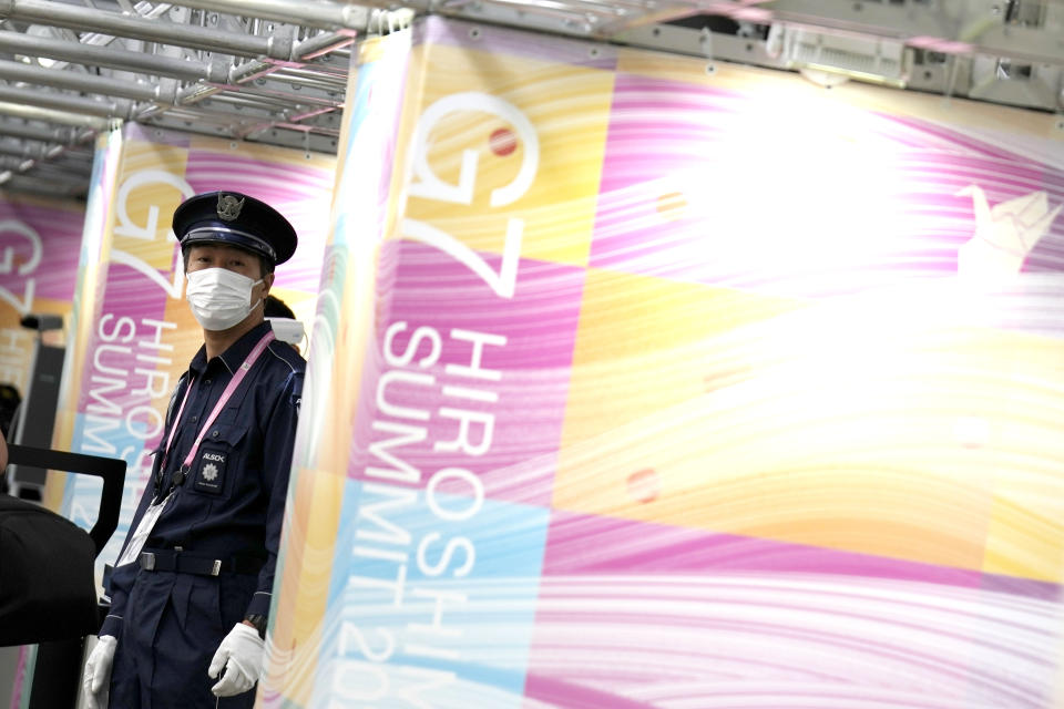 Un guardia de seguridad vigila mientras los periodistas hacen fila para entrar en el centro de medios del G7 el jueves de 18 de mayo de 2023 en Hiroshima, en el oeste de Japón. (AP Foto/Eugene Hoshiko)