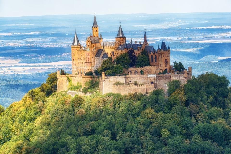 Auch die Burg Hohenzollern ragt wie ein Märchenschloss aus einer fantastischen Landschaft: auf einem Berg am Rande der Schwäbischen Alb. Urkundlich wurde die Stammburg des Fürstengeschlechts der Hohenzollern 1267 zum ersten Mal erwähnt. Danach folgten viele Kriege der Zerstörung und erst im 19. Jahrhundert wurde sie, wie sie heute steht, im neugotischen Stil erbaut. (Bild: iStock / atosan)