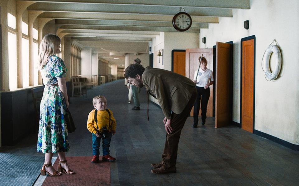 Da ist noch alles gut: Anne (Alice Eve) und Patrick (Joel Fry) schenken ihrem Sohn Lukas (Lenny Rush) eine Tour auf dem Gruselschiff Queen Mary. (Bild: Splendid Film GmbH)