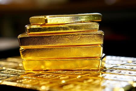 Gold starts the week a touch lower