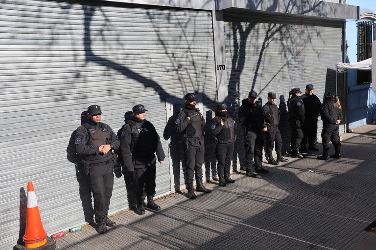 Presencia policial sobre la avenida Luis María Campos