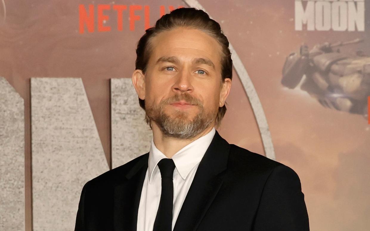 In einem Interview verriet Charlie Hunnam, dass er in den "Star Wars"-Prequels fast die Rolle des Anakin Skywalker gespielt hätte. (Bild: 2023 Getty Images/Kevin Winter)