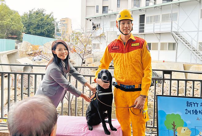 全國災害搜救犬IRO國際評量檢測出爐，竹市領犬員温智欽（右一）、搜救犬CLAY以最高總分奪下此次大會第1名殊榮。（本報資料照片）