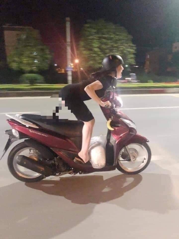 ▲一名女騎士正在騎機車，不過姿勢卻是呈現半蹲，原來是座墊上竟裝有一根「姐夫」。（圖／翻攝自爆廢公社公開版）