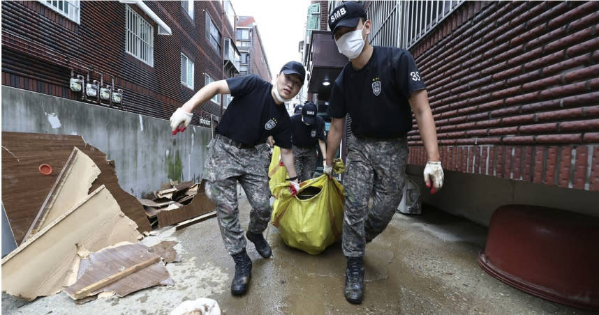 南韓暴雨已經造成至少13人死亡、6人失蹤。（圖／達志／美聯社）