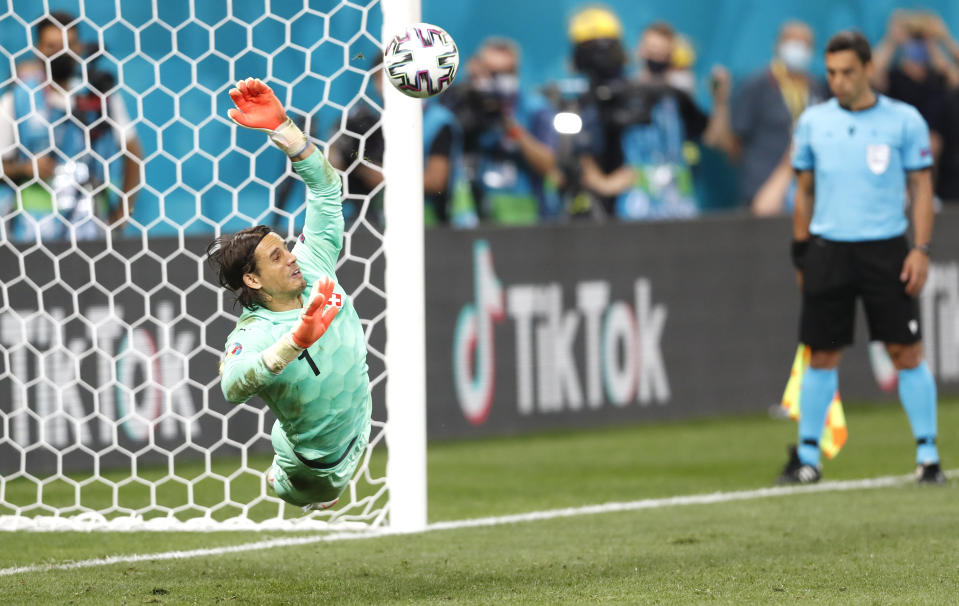 El arquero de Suiza Yann Sommer ataja el tiro de penal del francés Kylian Mbappé durante el partido de octavos de final de la Eurocopa 2020 en Bucarest, Rumania, el martes 29 de junio de 2021. (Robert Ghement/Pool vía AP)