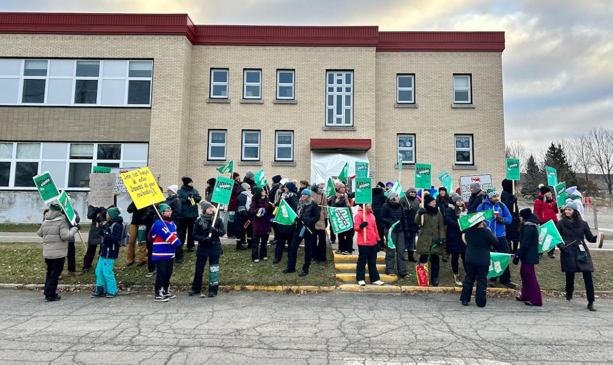 Striking teachers and school staff gathered outside École Élisabeth-Turgeon elementary school in Rimouski, Que., as a three-day walkout got underway Tuesday.  (Mathieu Berger/Radio-Canada - image credit)