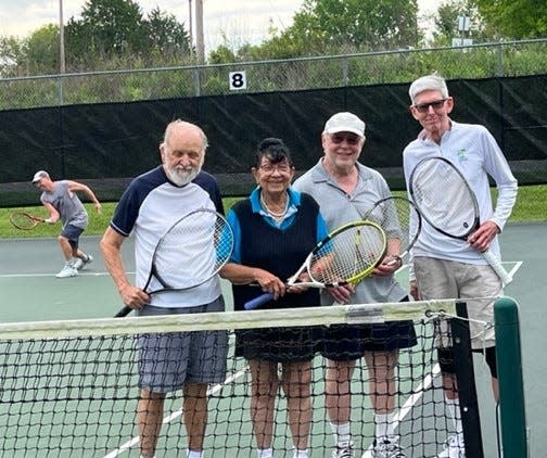 Varios jugadores salieron el sábado por la mañana a las canchas de Jackson Square para divertirse jugando al tenis.