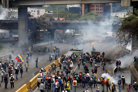 Opposition supporters clash with riot police during a rally against President Nicolas Maduro in Caracas, Venezuela May 3, 2017. REUTERS/Carlos Garcia Rawlins