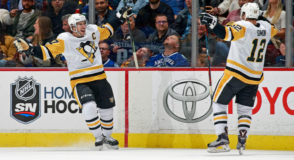 Pittsburgh Penguins’ Sidney Crosby and Dominik Simon have found instant chemistry. (Photo by Jeff Vinnick/NHLI via Getty Images)