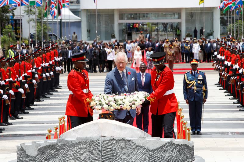 FOTO DE ARCHIVO. El rey Carlos de Reino Unido asiste a una ceremonia de colocación de coronas en la Tumba del Guerrero Desconocido durante su visita de Estado a Kenia junto a la reina Camila, en Nairobi, Kenia