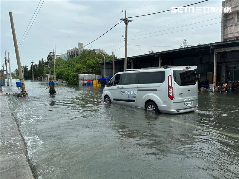 超級藍月碰上颱風、大潮，雲林箔子寮漁港海水倒灌迅速上漲，馬路淹成水道，前來採訪的新聞媒體見苗頭不對，緊急撤離至高處。(圖／翻攝畫面)