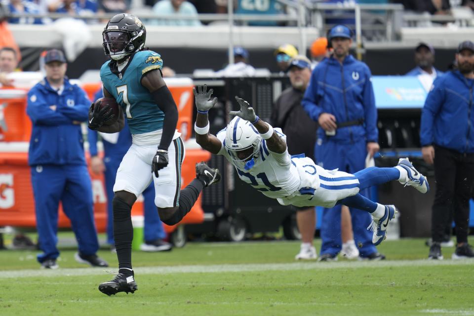 Jacksonville Jaguars' Brian Thomas Jr. (7) runs past Indianapolis Colts' Dallis Flowers (21) for a touchdown during the first half of an NFL football game, Sunday, Oct. 6, 2024, in Jacksonville, Fla. (AP Photo/John Raoux)