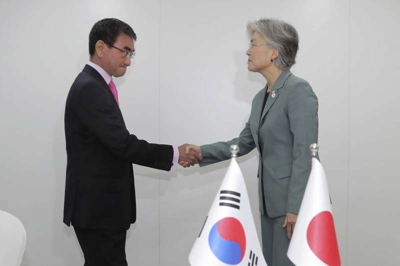 日韓貿易戰越演越烈，韓國外長康京和（右）1日與日本外相河野太郎（左）在曼谷舉行會談。（AP）。