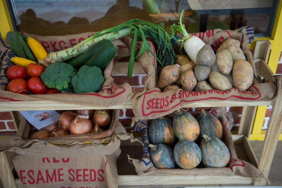 店裡的蔬果均與友善耕作的小農合作。