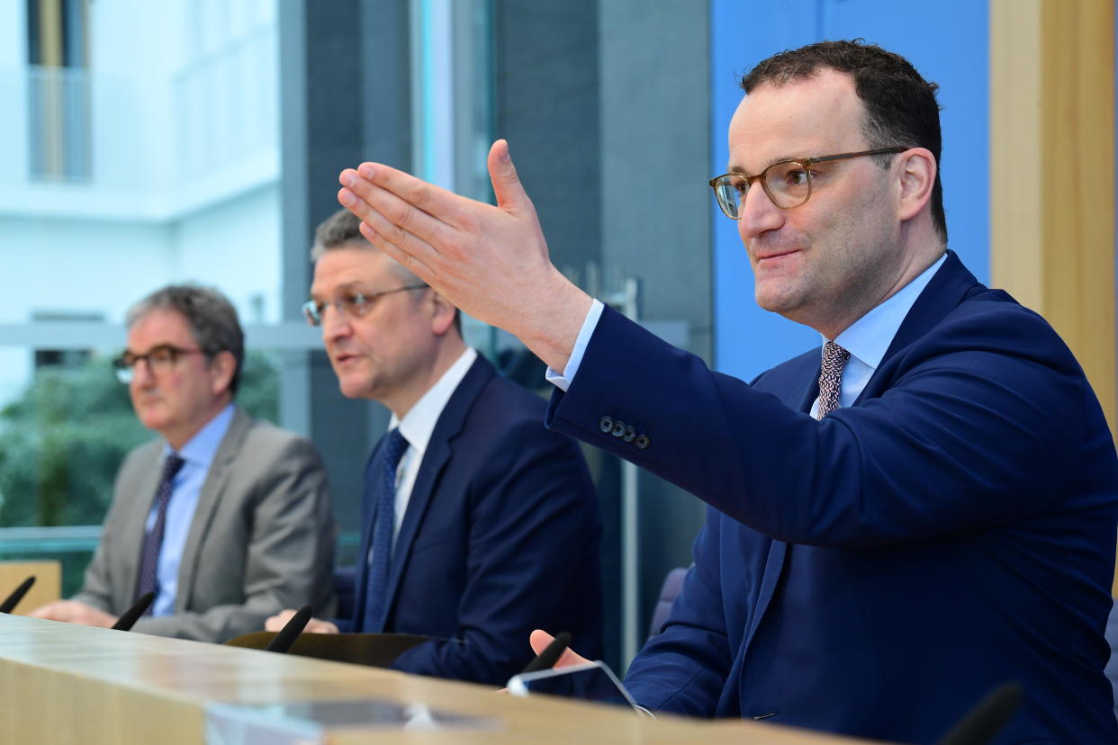 Steffen Weber-Carstens, Lothar Wieler und Jens Spahn auf ihrer Pressekonferenz am Donnerstag (Bild: Clemens Bilan/Pool/Getty Images)