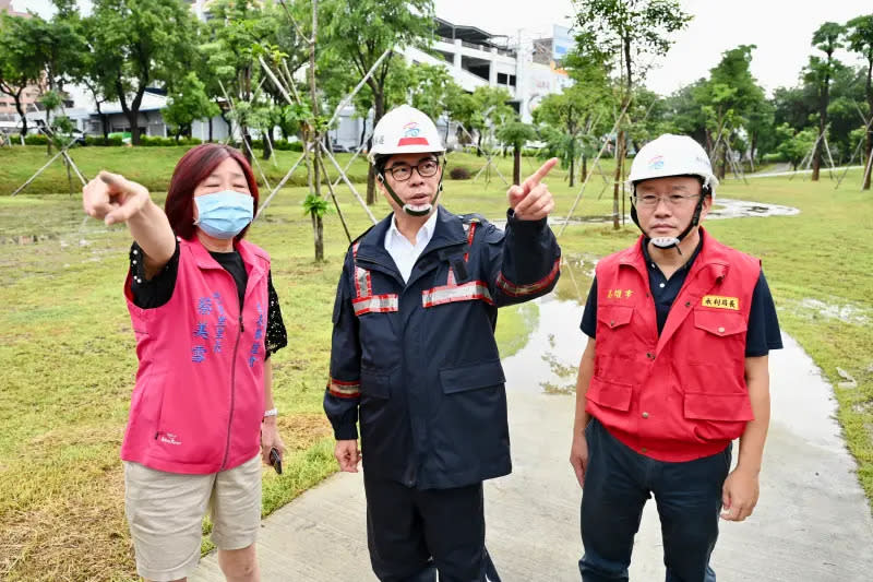 ▲昨（17）日高雄清晨降下強降雨，造成本館路大淹水，前台北市副市長黃珊珊認為高雄前瞻拿到次多的就是水環境建設，仍淹水讓她為高雄居民感到不值，「民進黨做不到，就交給柯文哲來幫大家把關」，高雄市長陳其邁則表示「選舉到了，我們尊重」。（圖／高雄市政府提供）