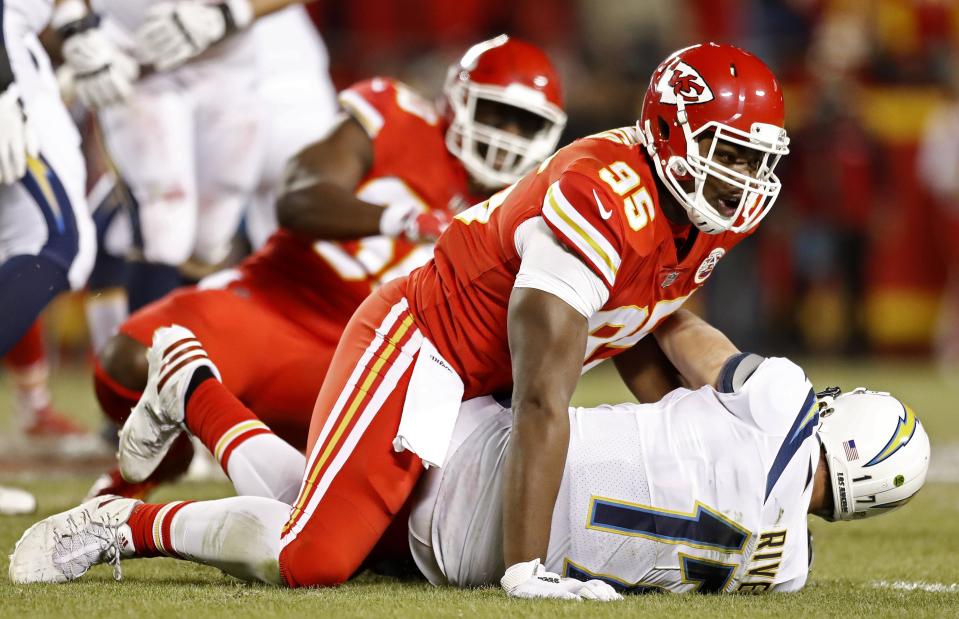 LWS107. Kansas City (United States), 16/12/2017.- Los Angeles Chargers quarterback Philip Rivers (R) is sacked by Kansas City Chiefs defensive end Chris Jones (L) in the first half of the NFL American football game between the Los Angeles Chargers and the Kansas City Chiefs at Arrowhead Stadium in Kansas City, Missouri, USA, 16 December 2017. (Estados Unidos) EFE/EPA/LARRY W. SMITH