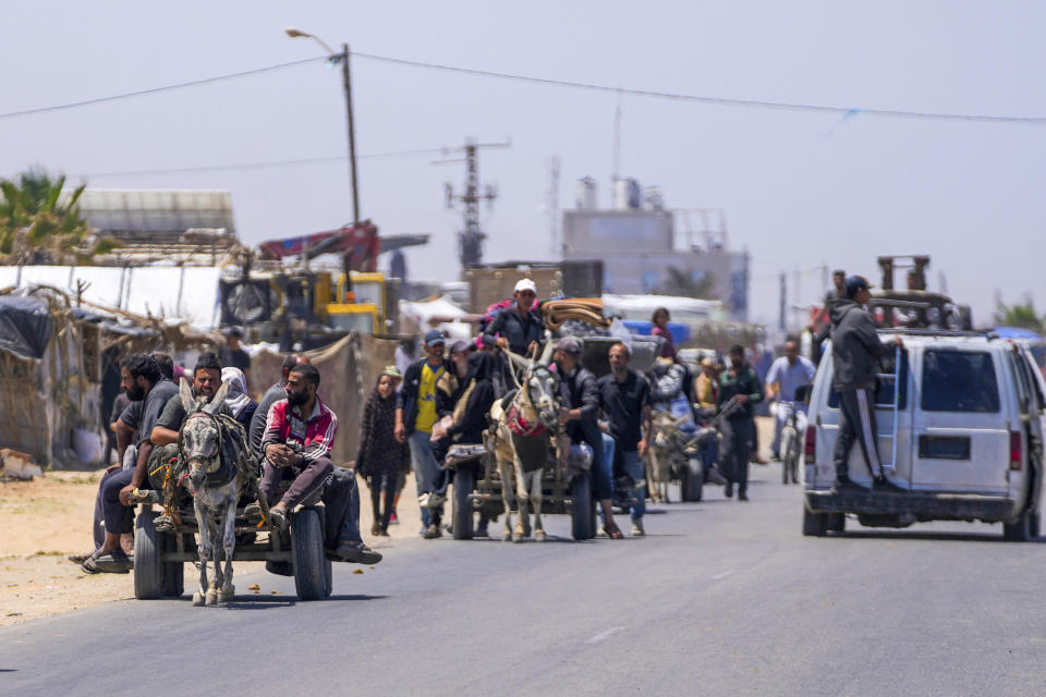 ARCHIVO - Palestinos desplazados llegan al centro de Gaza tras huir de la ciudad sureña de Rafah, en Deir al Balah, Franja de Gaza, el jueves 9 de mayo de 2024. Los palestinos conmemoraban el 15 de mayo el 76to año desde su expulsión masiva de lo que ahora es Israel, un suceso en torno al que gira su lucha nacional. Pero en muchos aspectos, esa experiencia palidece en comparación con la calamidad que se produce ahora en Gaza. (AP Foto/Abdel Kareem Hana, Archivo)