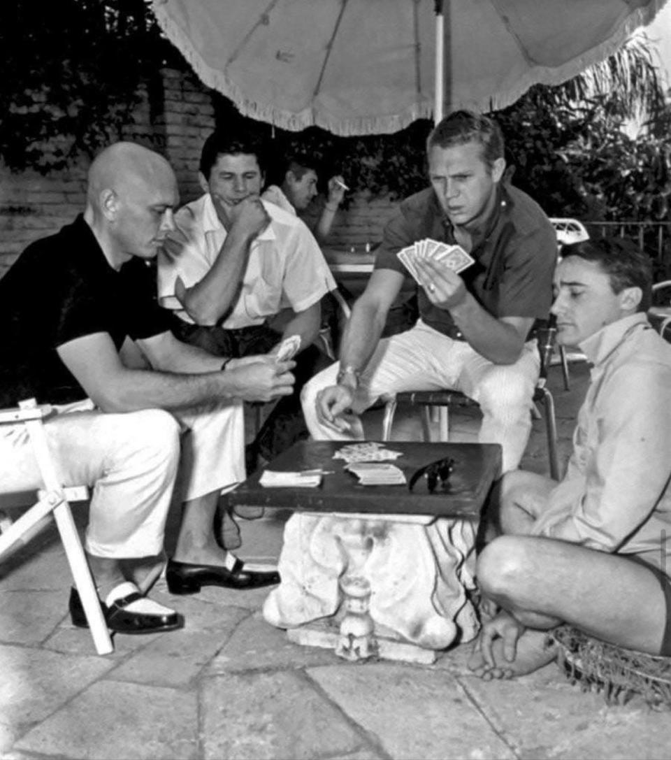 Yul Brynner (izquierda) junto a Charles Bronson, James Coburn, Steve McQueen and Robert Vaughn durante la filmación de 'The Magnificent Seven' / Foto compartida por Mexico Luxury Estates