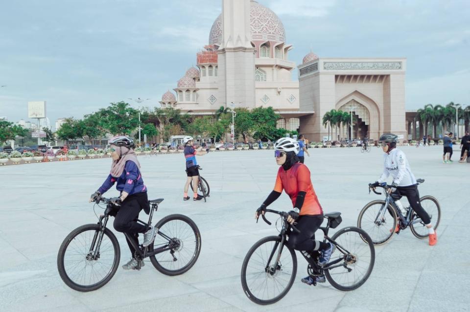 Rules on mask wearing have been relaxed but Malaysians are still wearers of face masks. — Picture by Shafwan Zaidon