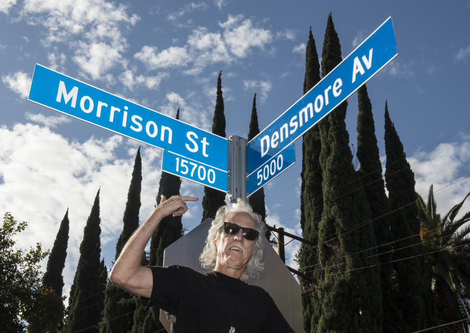 <p>Eine Straße trägt jetzt seinen Namen: John Densmore, der ehemalige Schlagzeuger der US-Band „The Doors“, steht vor zwei Straßenschildern, die ihm und seinem bereits 1971 verstorbenen Bandkollegen Jim Morrison zu Ehren enthüllt wurden. (Bild: Ed Crisostomo/Los Angeles Daily News/AP/dpa) </p>