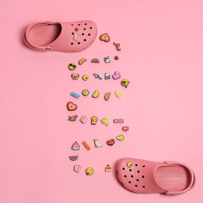 Deine Crocs kannst du jetzt auch mit Jibbitz-Ansteckern ganz individuell aufhübschen! (Bild: Crocs.de)