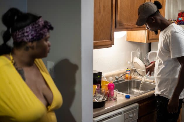 Jamiya Williams (left) watches as her fiance, Terrence Carter (right), pours bleach into the water before washing dishes on Sept. 1 in response to the water crisis in Jackson, Mississippi. (Photo: Brad Vest via Getty Images)