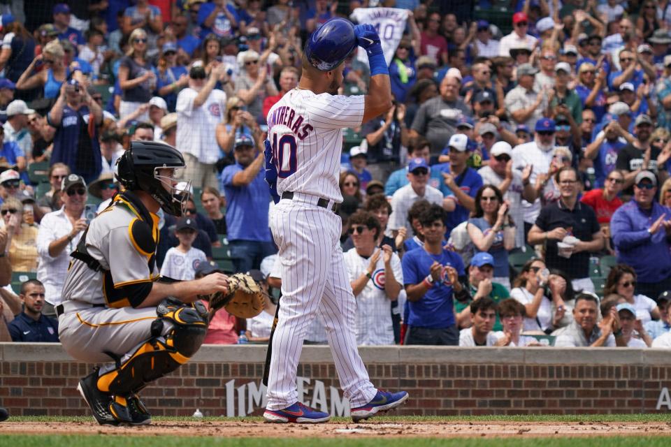 Willson Contreras tips his helmet to the fans during a standing ovation on Tuesday.