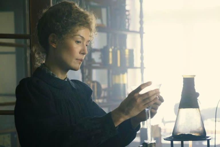 Rosamund Pike como Marie Curie