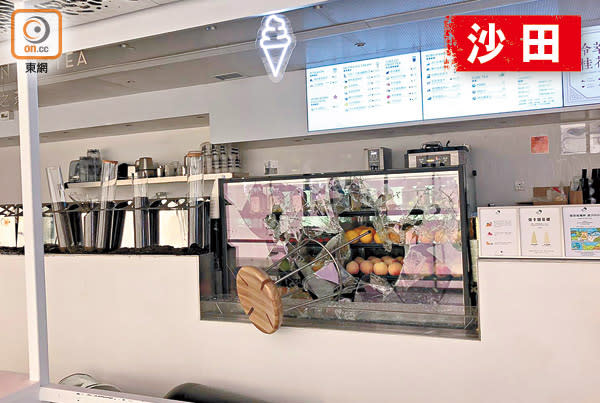 新城市廣場的內地連鎖飲品店「喜茶」遭到破壞。（陳綺雯攝）