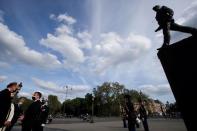 <p>Le chef de l'Etat est arrivé en voiture, tout juste descendu de l'avion le ramenant su sommet européen de Porto au Portugal, pour déposer une gerbe devant la statue du général de Gaulle en bas de l'avenue des Champs-Elysées, vidée de tout public en raison de la pandémie de Covid-19.</p>