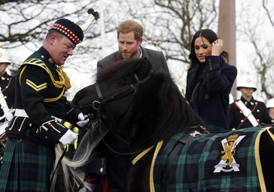 <p>Quienes contraerán matrimonio en mayo 19 tenían un día lleno de eventos en esa ciudad, que incluyeron compartir con ponis.<br>(Andrew Milligan/Pool Photo via AP) </p>