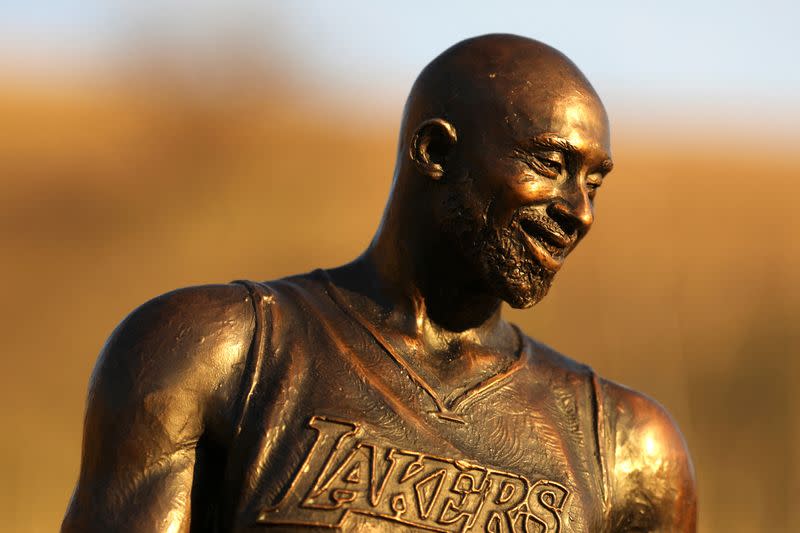 Los Angeles sculptor Dan Medina has honored the anniversary of the deaths of Kobe and Gigi Bryant