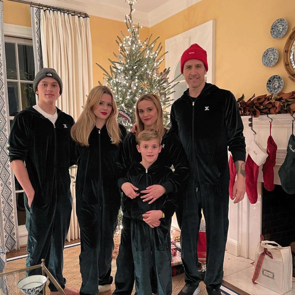 Reese Witherspoon, Jim Toth, Ava Phillippe, Deacon Phillippe, Tennessee Toth, Christmas 2020, Instagram