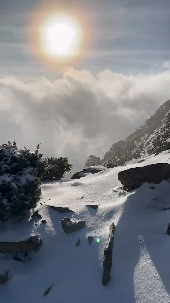 雪山圈谷初雪有如鋪上一層白地毯。七卡山莊管理員廖尹尉提供