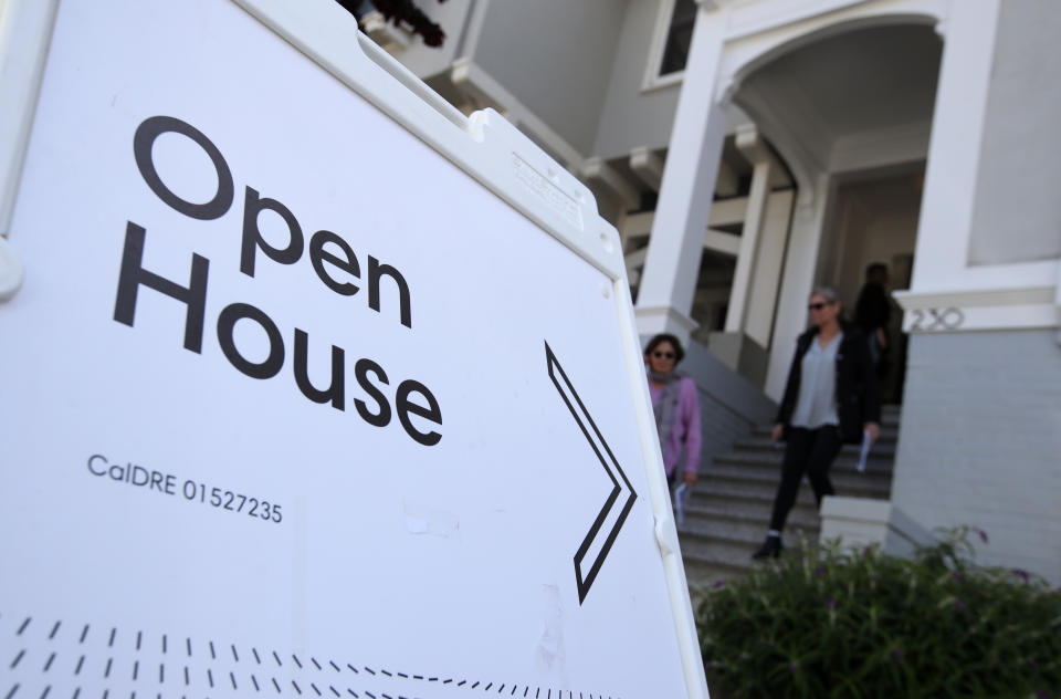 Nekilnojamojo turto agentai palieka parduodamus namus per brokerio atvirų durų dieną San Franciske, Kalifornijoje. (Kreditas: Justin Sullivan, Getty Images)