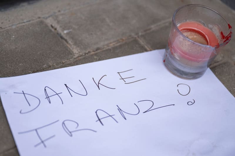 A candle and a note with the inscription "Thank you Franz!" in memory of the late German footballer Franz Beckenbauer placed in front of the FC Bayern Munich clubhouse. Beckenbauer died on 07 January at the age of 78. Lennart Preiss/dpa