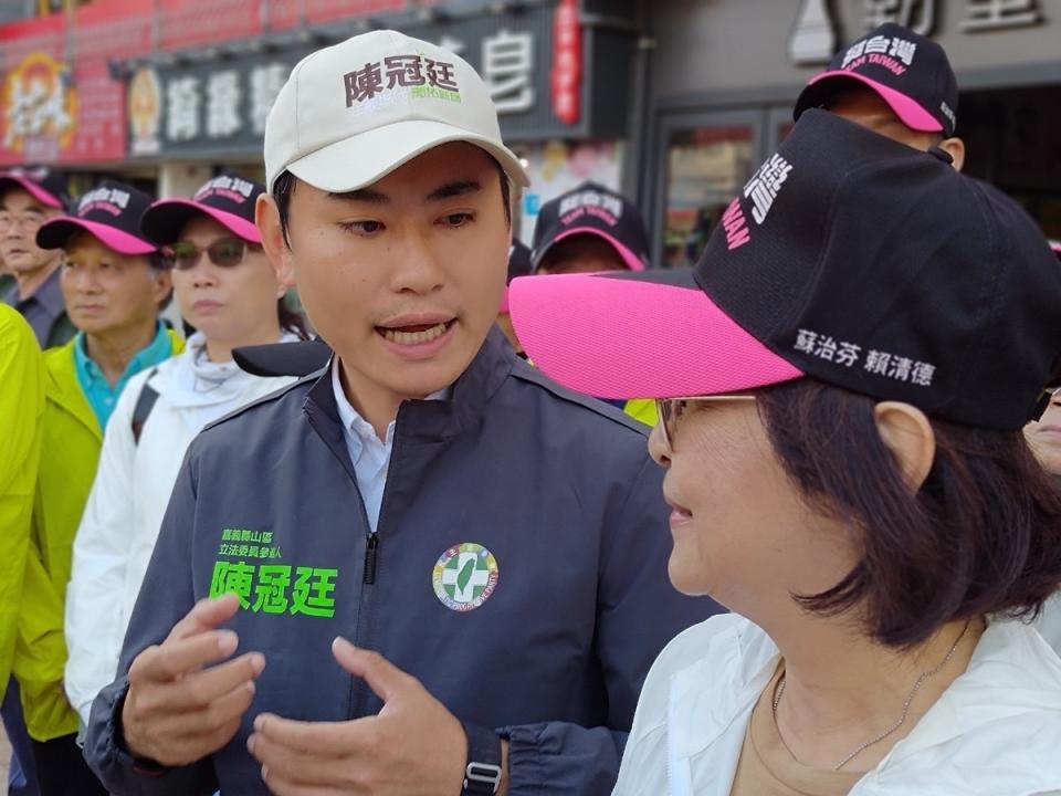 民進黨嘉義縣山區立委當選人陳冠廷19日前往雲林北港鎮陪同蘇治芬立委徒步謝票。   圖：陳冠廷服務處提供